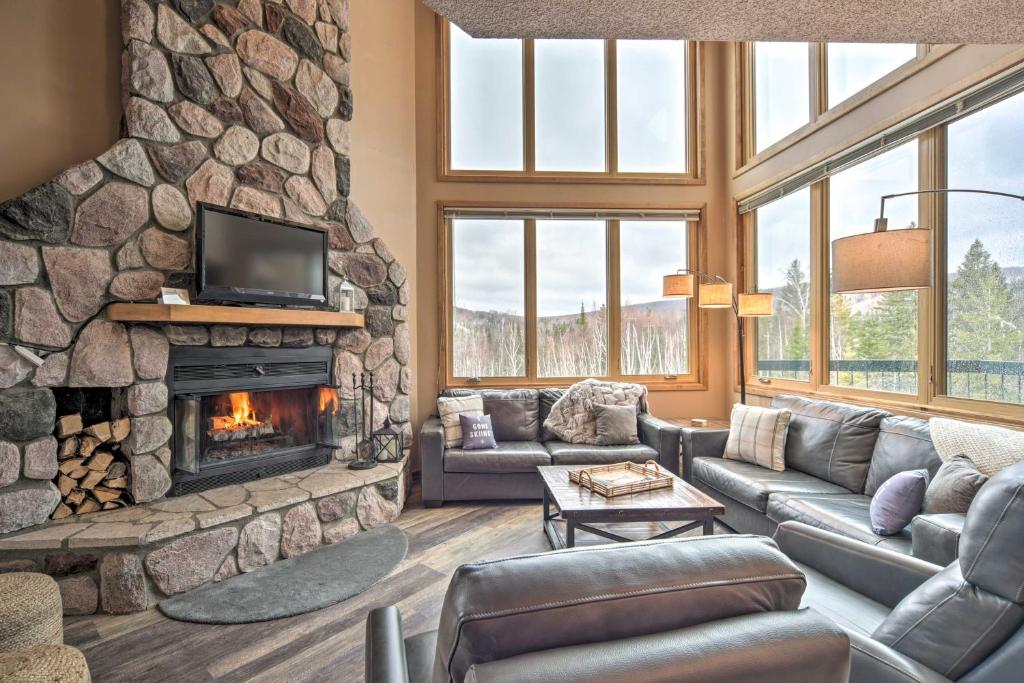 SkiIn, SkiOut Townhome with Lutsen Mtn Views!, Lutsen (updated prices