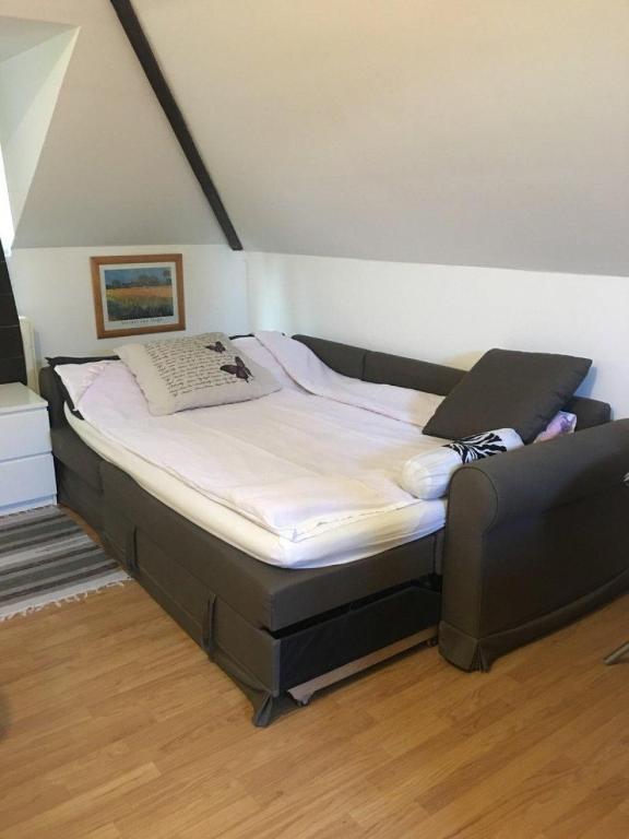 ein großes Bett in einem Zimmer mit in der Unterkunft Room near the center with bathroom and kitchen in Brüssel