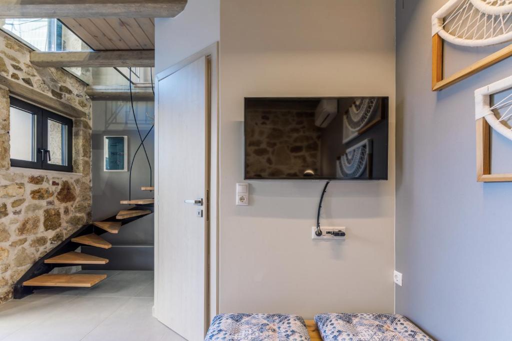 TV a/nebo společenská místnost v ubytování Evangelia Casa, comfy stay, centrally, with views!
