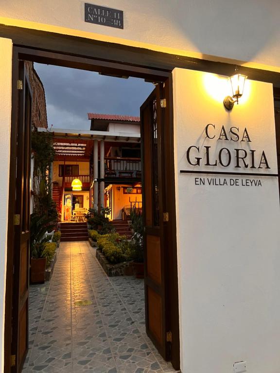 ein Gebäude mit einem Schild, das die Casa gloria en villa de le liest in der Unterkunft Casa Gloria en Villa de Leyva in Villa de Leyva