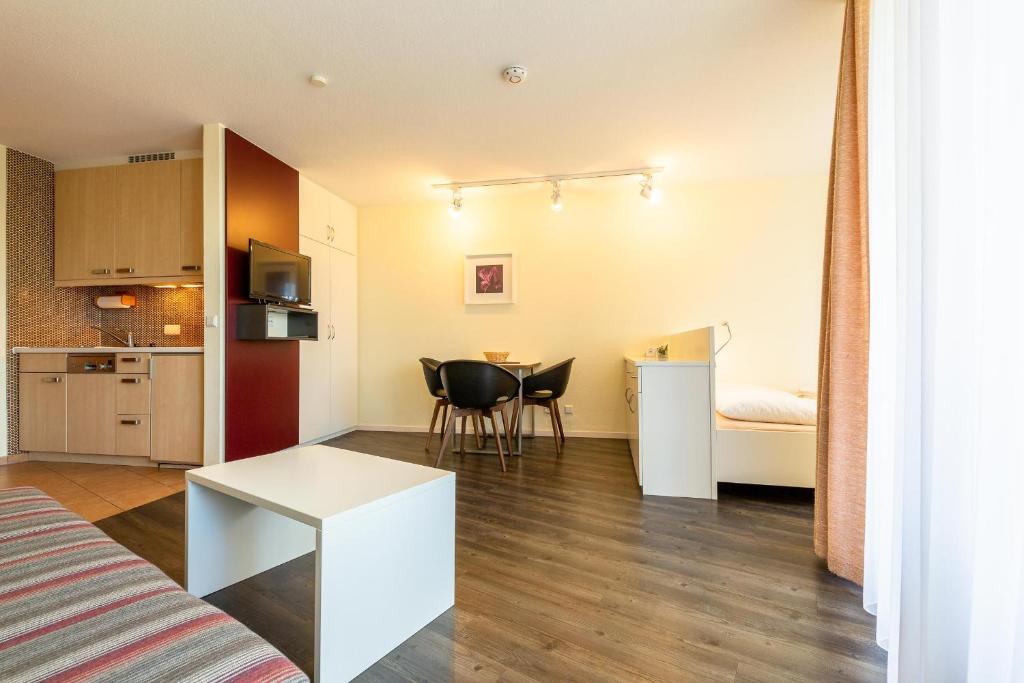 Ce petit appartement comprend une cuisine et un salon. dans l'établissement Ferienwohnpark Immenstaad am Bodensee Ein-Zimmer-Apartment 55 11, à Immenstaad am Bodensee