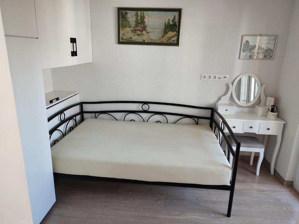 - une chambre avec un lit noir et un miroir dans l'établissement Viktorija, à Bar