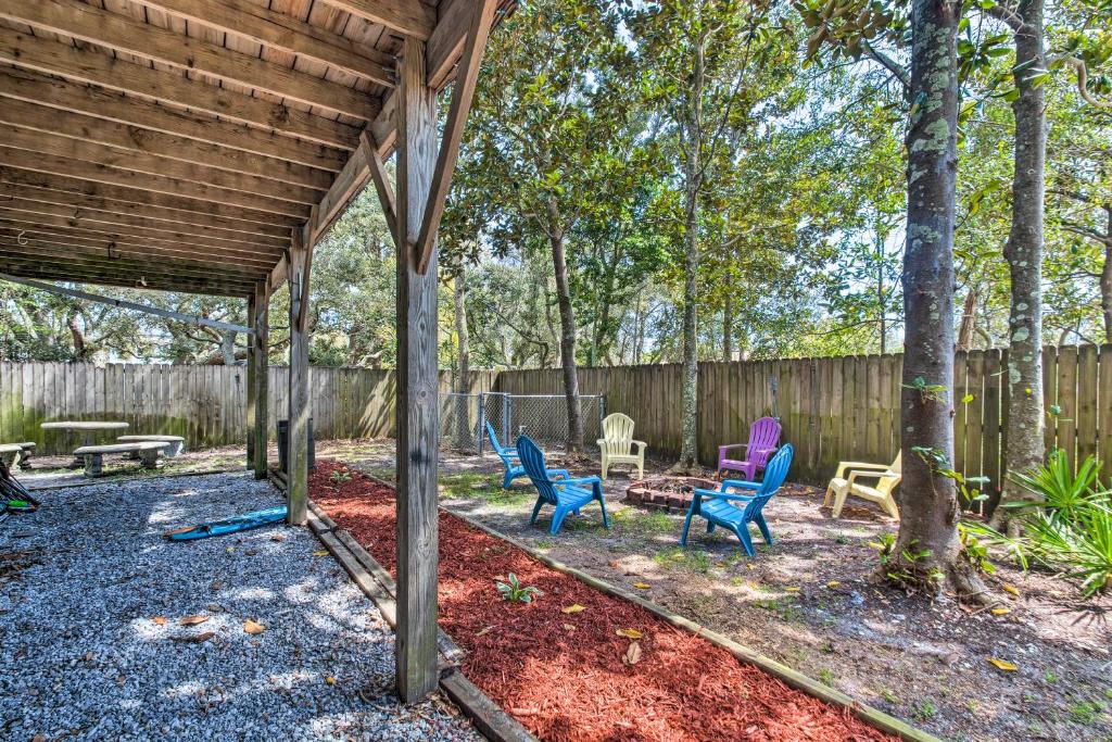 Κήπος έξω από το Pensacola Home about 3 Mi to Perdido Key Beach!