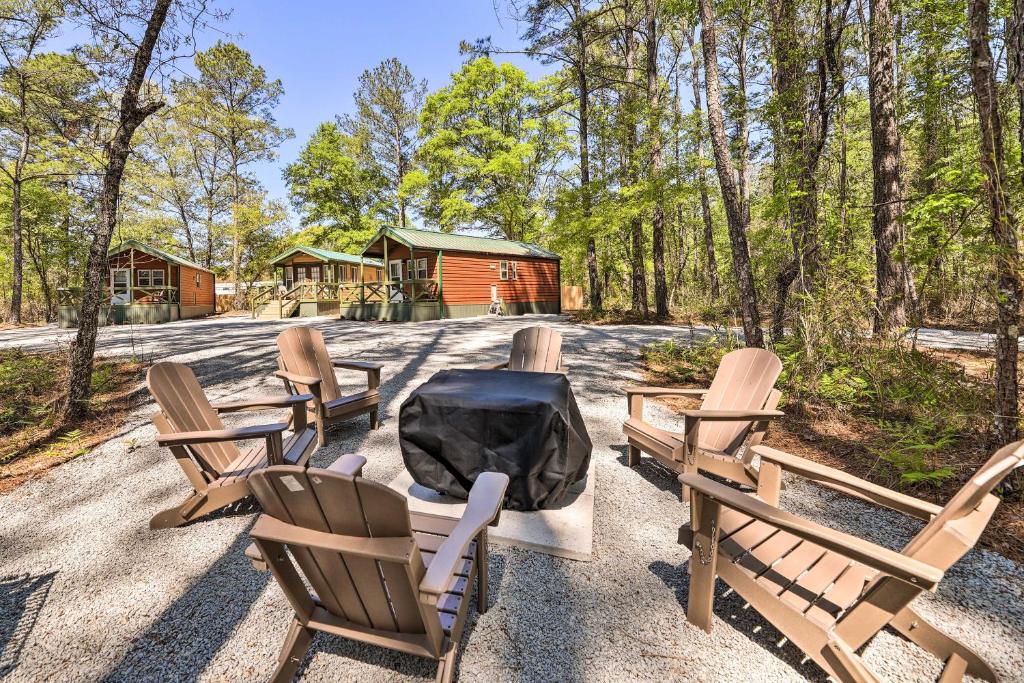 un gruppo di sedie e una griglia davanti a una cabina di Family-Friendly Cabin about 5 Mi to Dtwn New Bern a New Bern