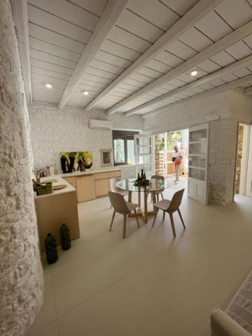 A kitchen or kitchenette at Die Zwei Brüder Art & Suites