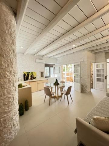 A kitchen or kitchenette at Die Zwei Brüder Art & Suites