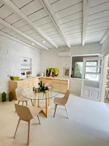 A seating area at Die Zwei Brüder Art & Suites