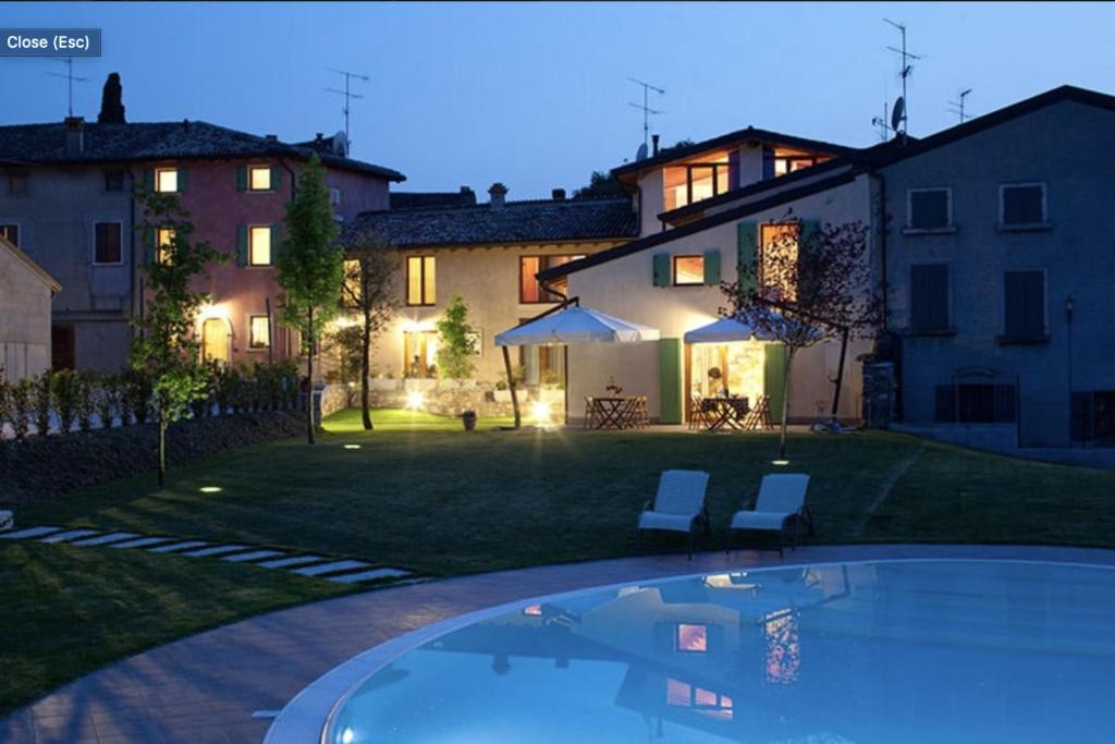 ein Haus mit Pool im Hof in der Unterkunft La Casa del Nonno in Monzambano