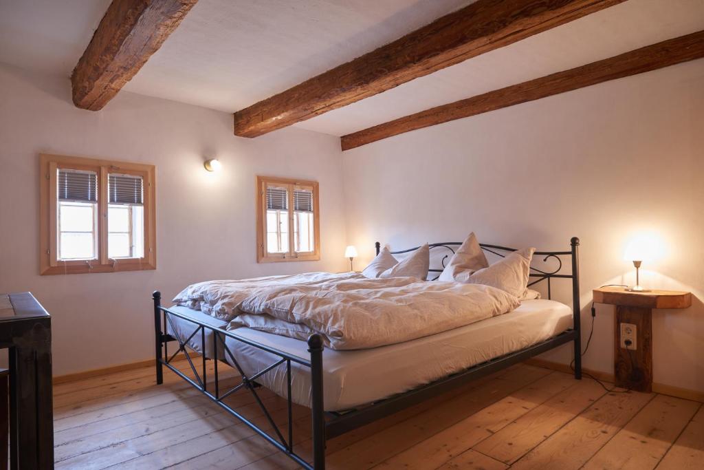Schlafzimmer mit einem Bett mit Metallrahmen in der Unterkunft Doppelzimmer Anna Oberlausitzer Hof in Leutersdorf