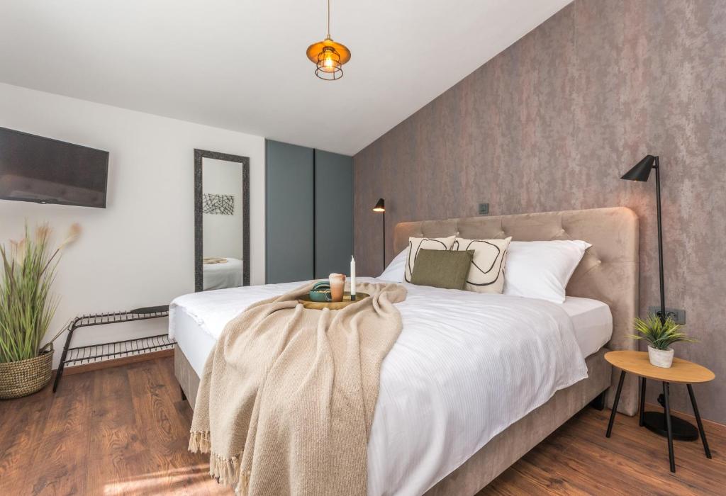 um quarto com uma cama grande e um cobertor em MariLu Luxury Apartments em Drage
