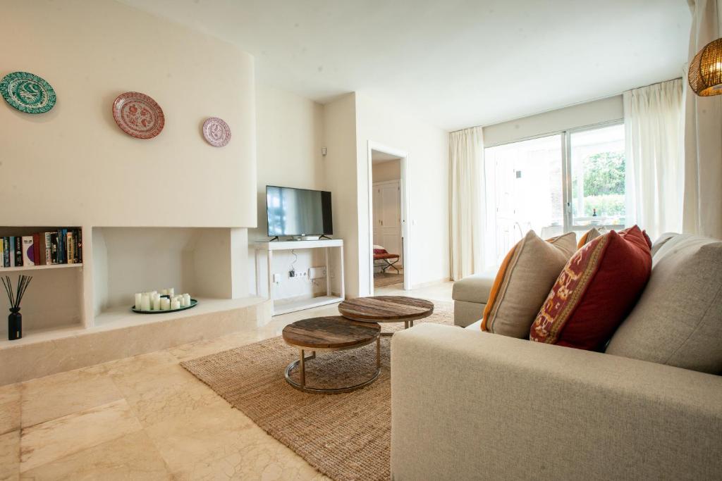 A television and/or entertainment centre at Apartamento en Guadalmina con vistas al Golf