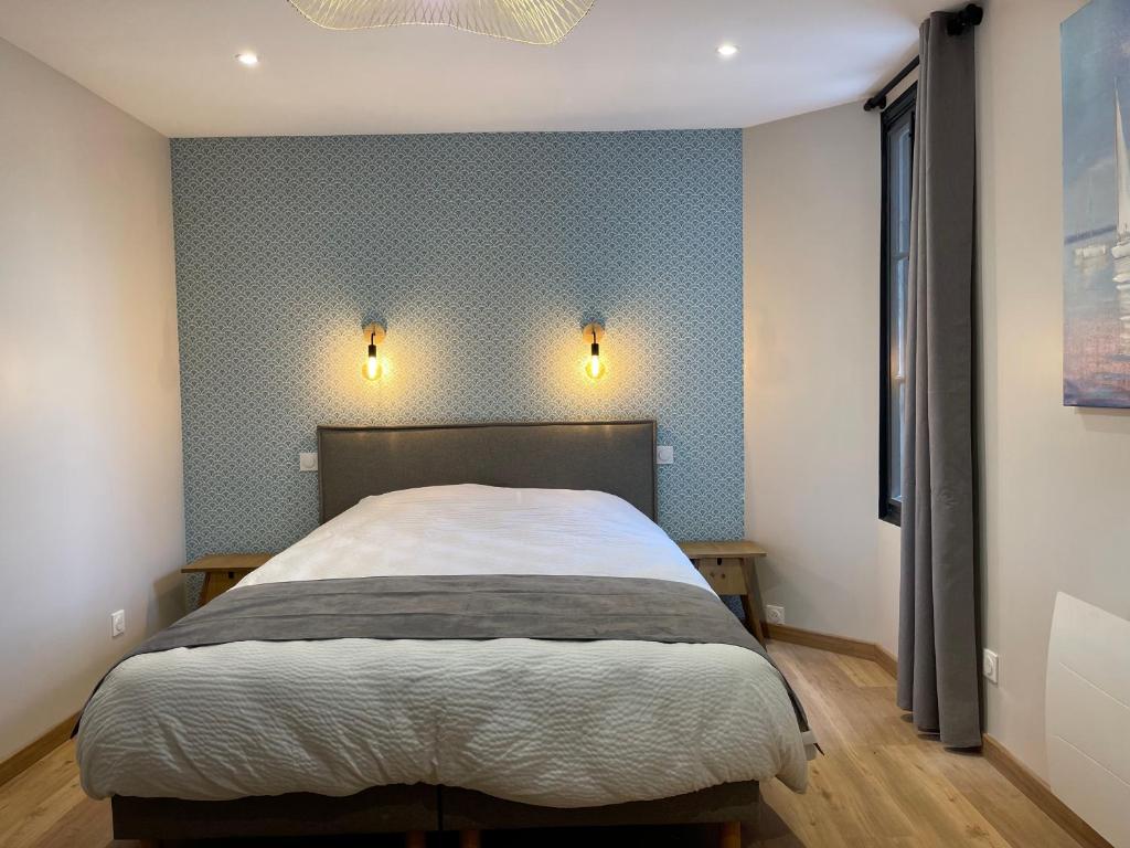 - une chambre avec un grand lit et du papier peint bleu dans l'établissement Villa Madeleine rénovée plage hyper centre, à Trouville-sur-Mer
