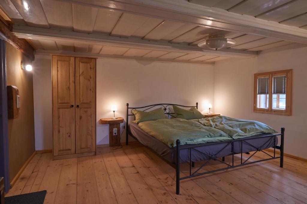 a bedroom with a bed and two lamps on tables at Doppelzimmer Dora Oberlausitzer Hof in Leutersdorf