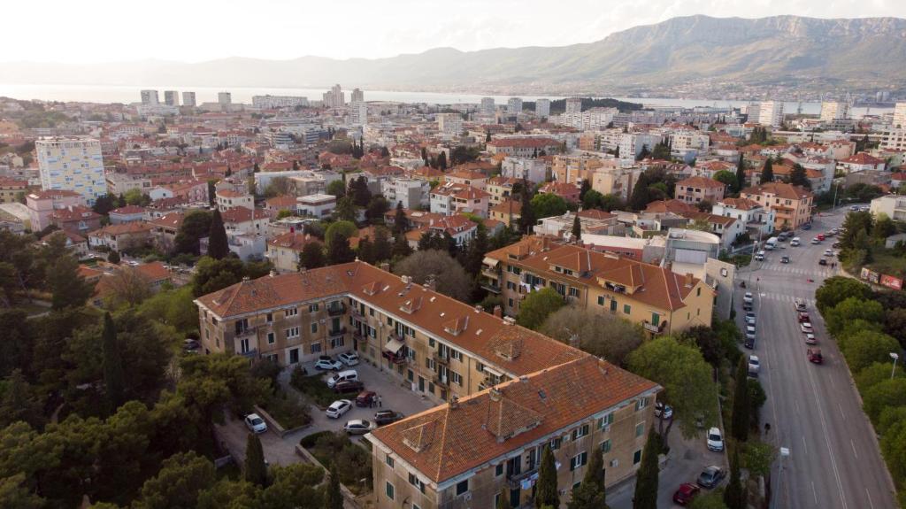 une vue aérienne sur une ville avec des bâtiments dans l'établissement Apartment NITERONI, à Split