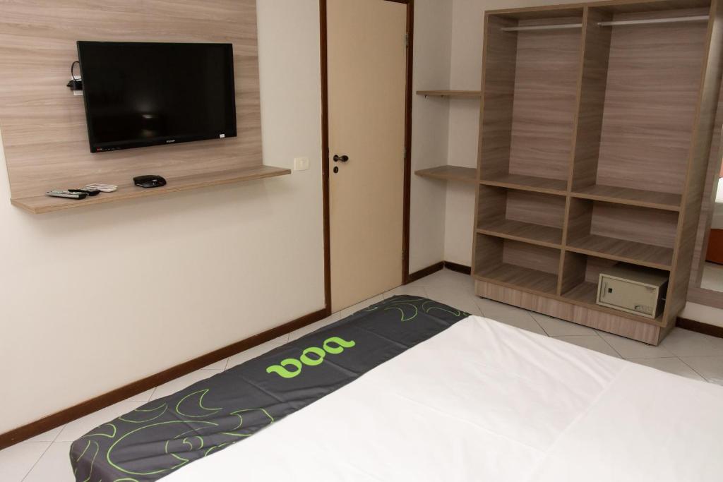 Uma TV ou centro de entretenimento em VOA Ambassador Flat