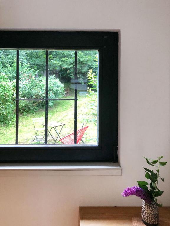 a window with a view of a table and chairs at ENTZÜCKENDES GÄSTESTÖCKL am Linzer Pöstlingberg in Linz