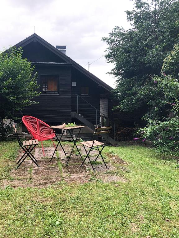 a table and chairs in front of a house at ENTZÜCKENDES GÄSTESTÖCKL am Linzer Pöstlingberg in Linz