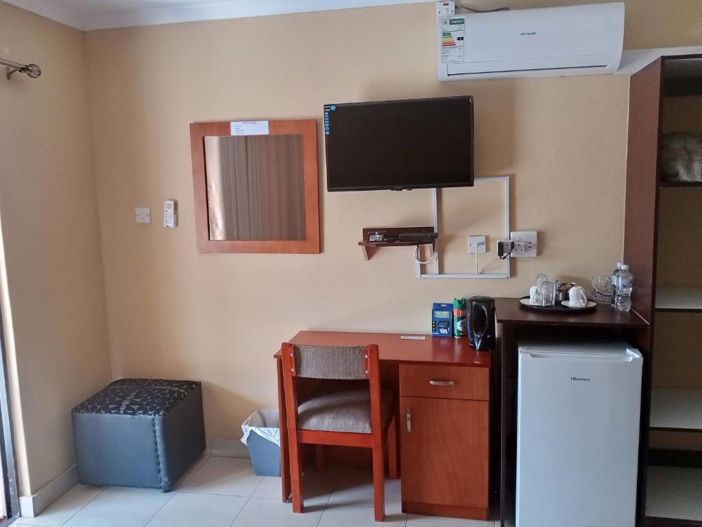 Impovu Guest House - Family Room With Garden View