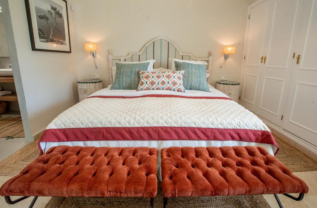 En eller flere senge i et værelse på Apartamento en Guadalmina con vistas al Golf
