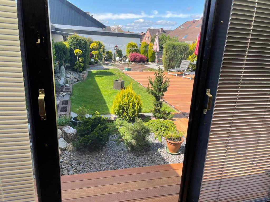 Elle offre une vue sur le jardin depuis sa porte. dans l'établissement Xantener Ferienhaus Eichenwinkel, à Xanten