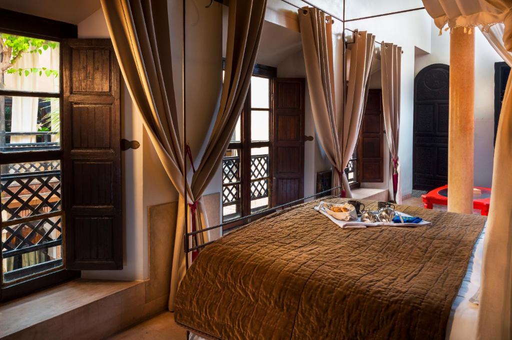 ein Schlafzimmer mit einem Bett und einem Tablett mit Essen drauf in der Unterkunft Riad Ines Home in Marrakesch