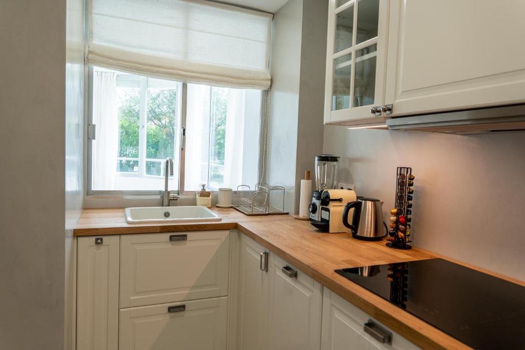 A kitchen or kitchenette at Apartamento en Guadalmina con vistas al Golf