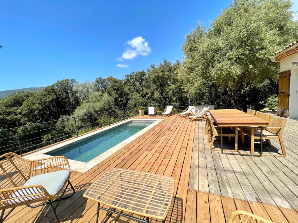 Bazén v ubytování Villa piscine Sagone Paradise avec magnifique vue mer nebo v jeho okolí