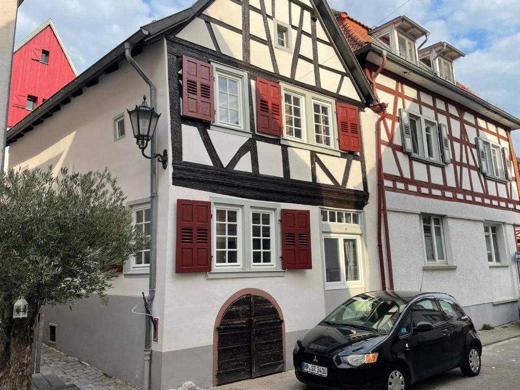 une voiture noire garée devant une maison dans l'établissement Ferienwohnung Obergasse, à Zwingenberg