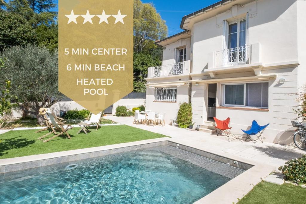 une maison avec une piscine et un panneau indiquant min center min. dans l'établissement COUP DE COEUR  Maison pour 8 avec piscine à 5 pieds du centre de Cannes, à Cannes