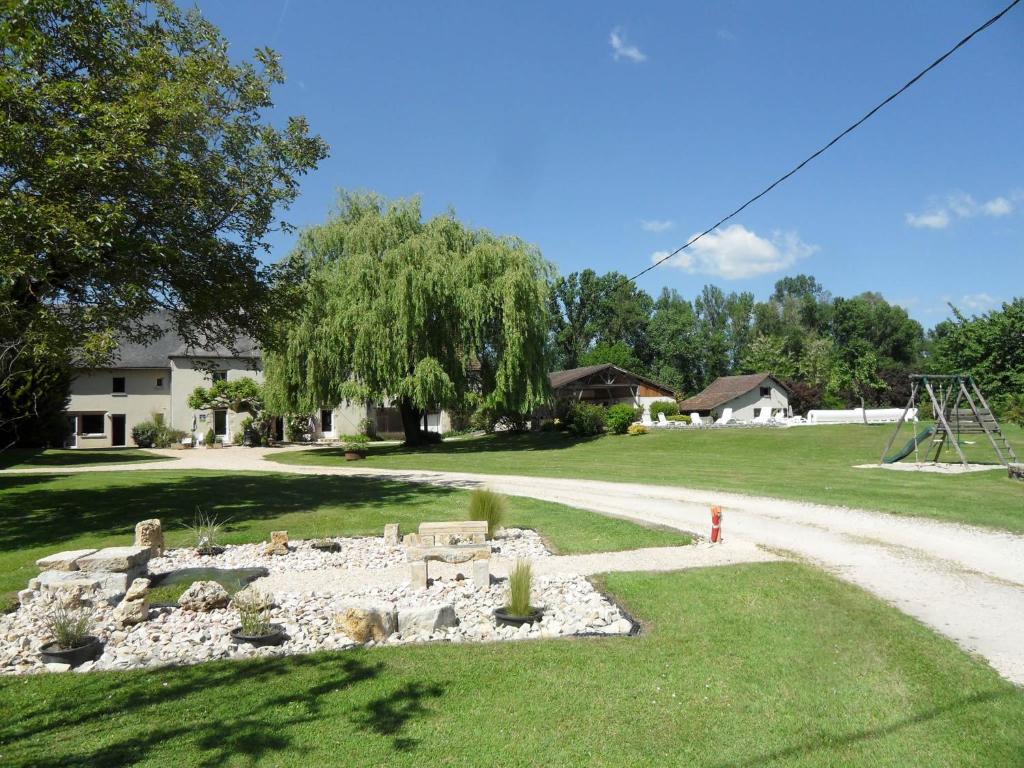 a rock formation in the middle of a yard at Domaine des Escouanes in Prudhomat