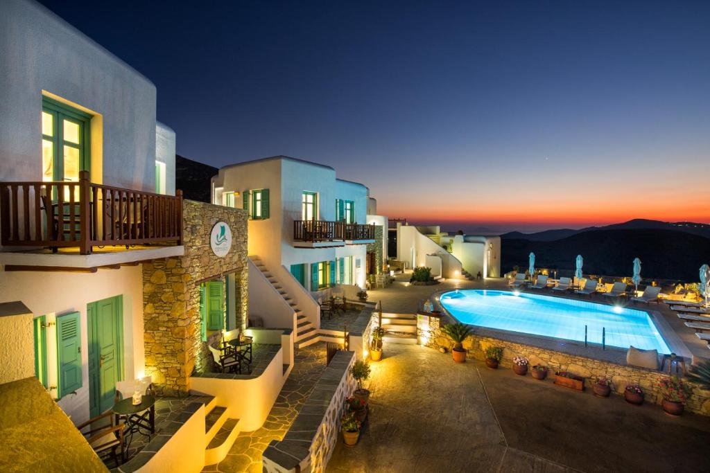 un edificio con piscina al lado de un edificio en Hotel Odysseus, en Chora Folegandros