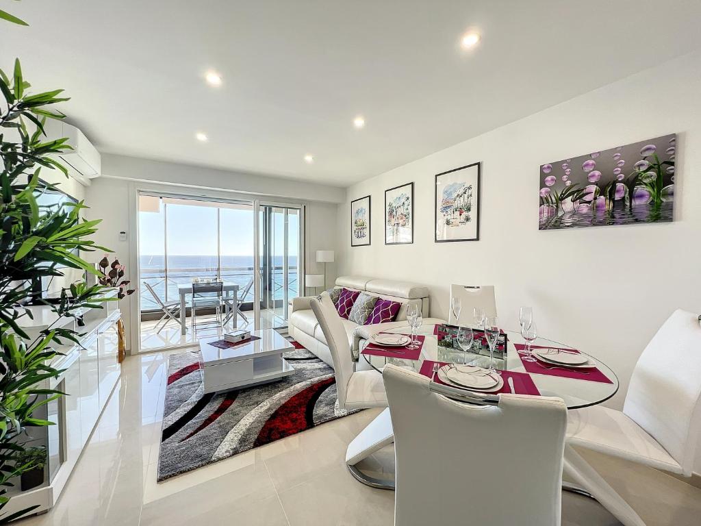 - un salon avec une table et des chaises dans l'établissement VILLA MAUPASSANT T2 BORD DE MER, à Cannes