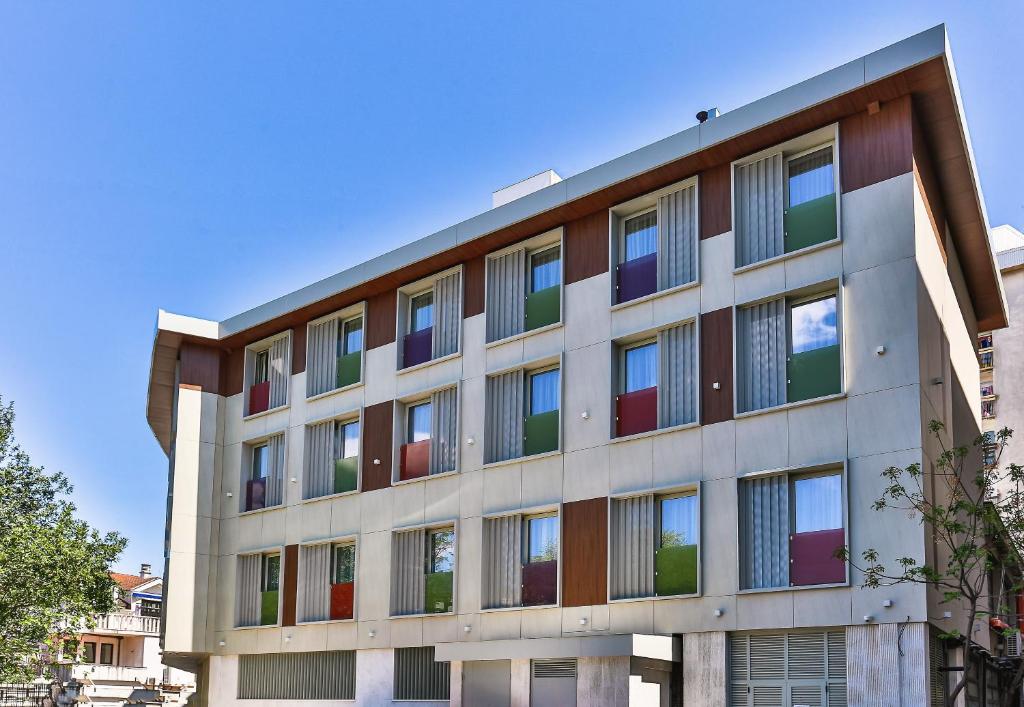 un edificio con finestre colorate sul lato di Carine Hotel Centar a Podgorica