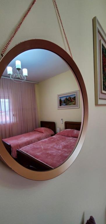 Postel nebo postele na pokoji v ubytování Vila Visi Hotel