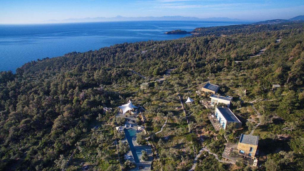 uma vista aérea de uma casa numa colina ao lado de um lago em Villa Adelphia, luxury villa in Alonnisos em Isómata