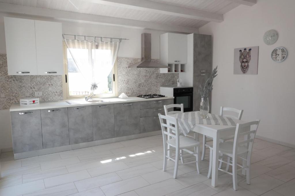 A kitchen or kitchenette at Villa Bella