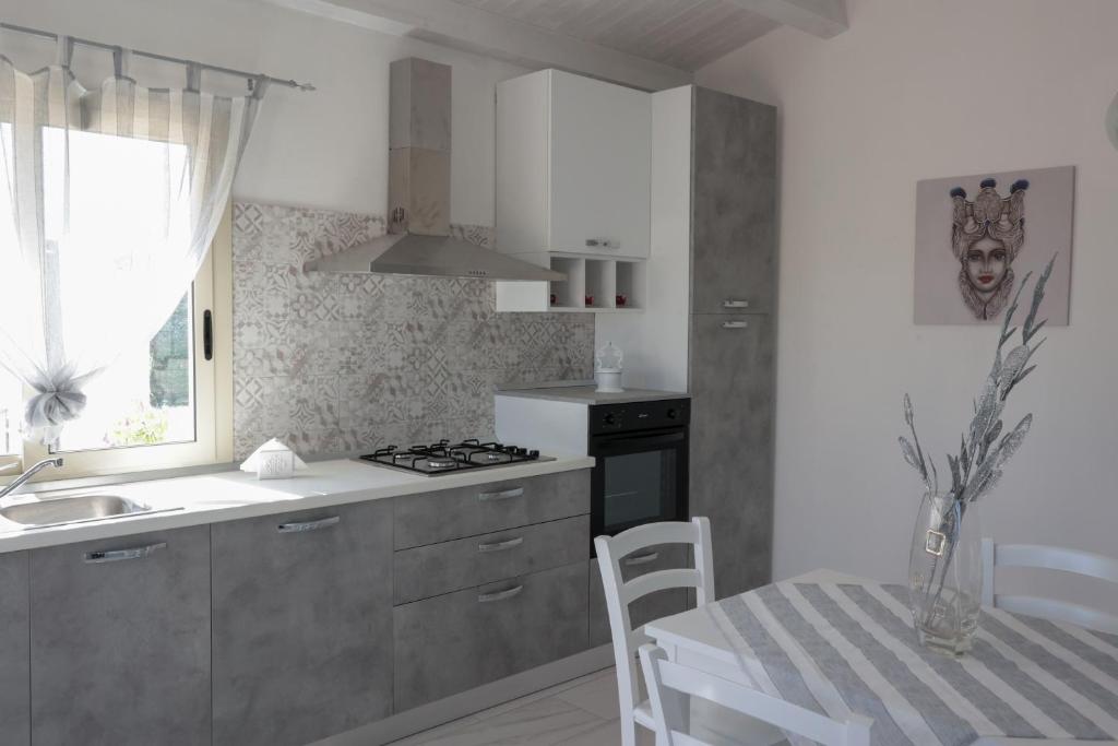 A kitchen or kitchenette at Villa Bella