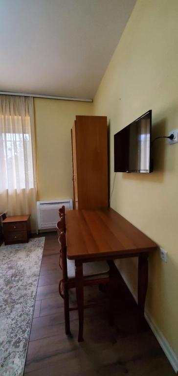 TV a/nebo společenská místnost v ubytování Vila Visi Hotel
