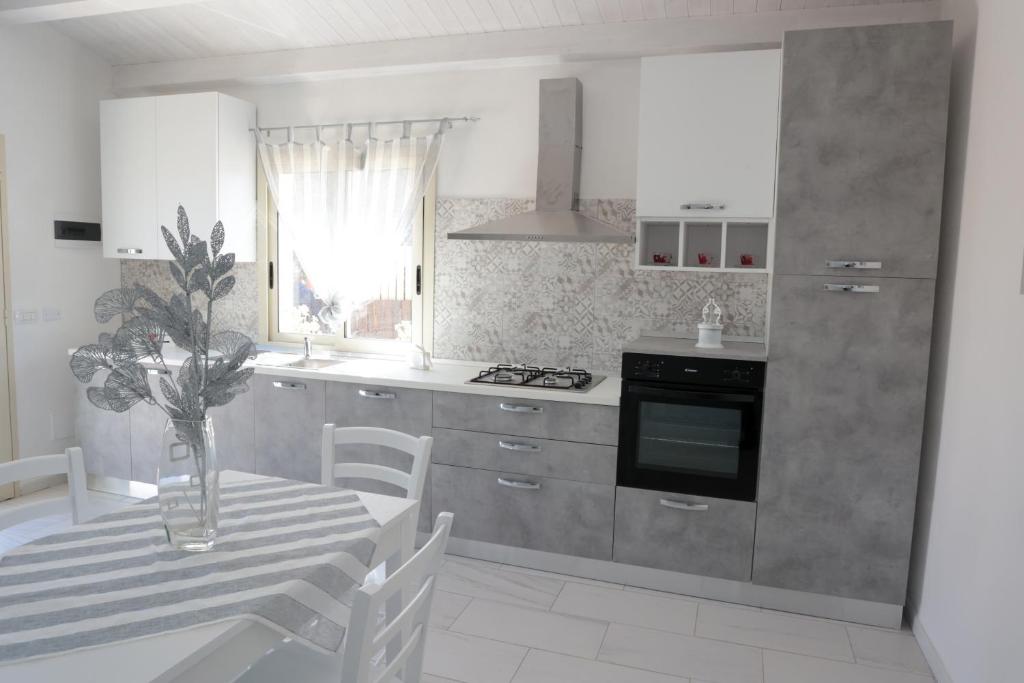 A kitchen or kitchenette at Villa Bella