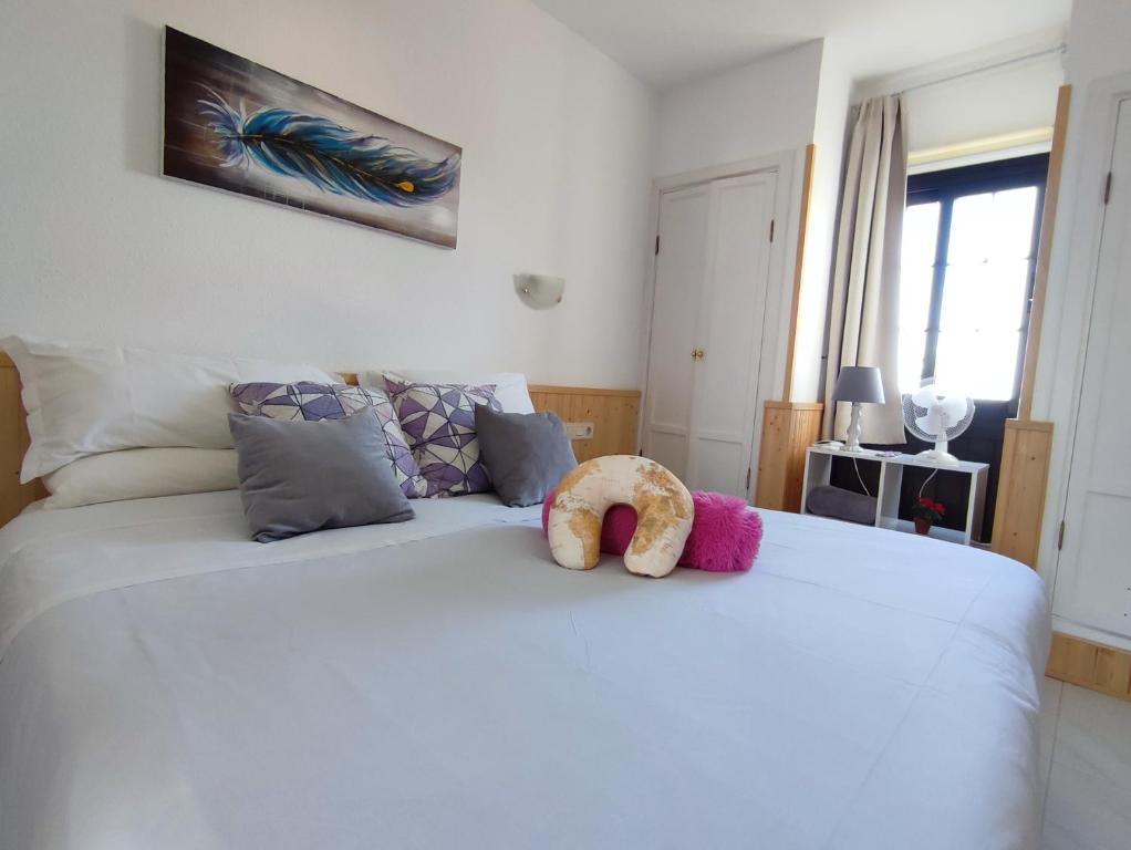 A bed or beds in a room at Apartment El Barco - Las Casas de Aron