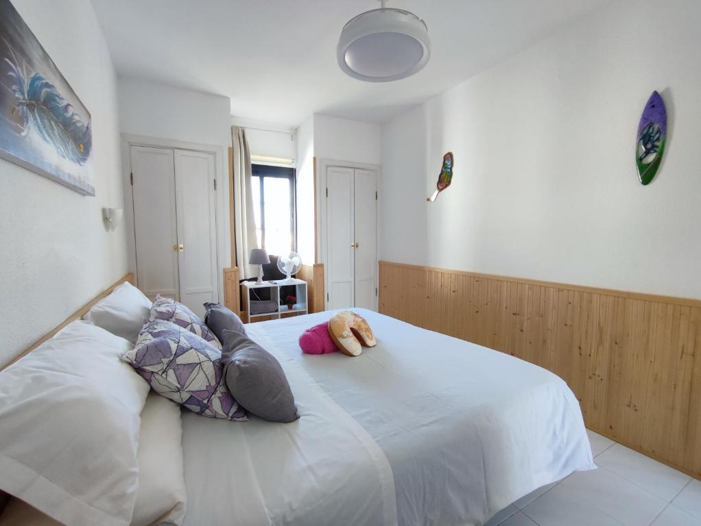 A bed or beds in a room at Apartment El Barco - Las Casas de Aron