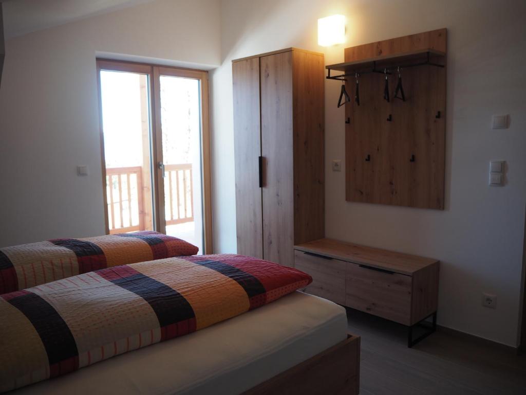 sypialnia z dwoma łóżkami i oknem w obiekcie Ebner Appartements w mieście Aldino