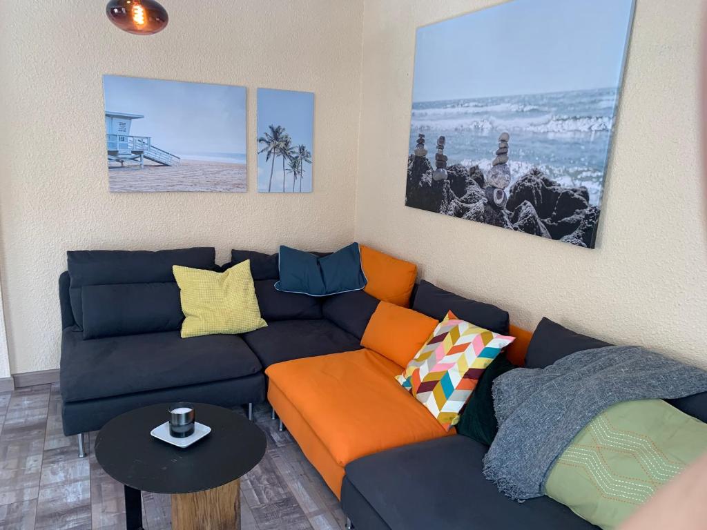 ein Wohnzimmer mit einem Sofa und einem Tisch in der Unterkunft Alicante(Santa Pola), Bord de plage, 3 chambres in Santa Pola