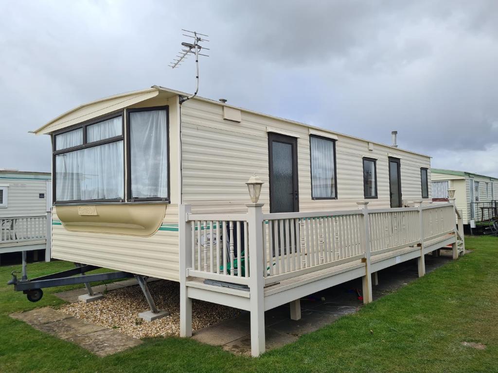 a mobile home is parked on the grass at 4 Berth Golden Sands Ingoldmells (Siesta) in Ingoldmells