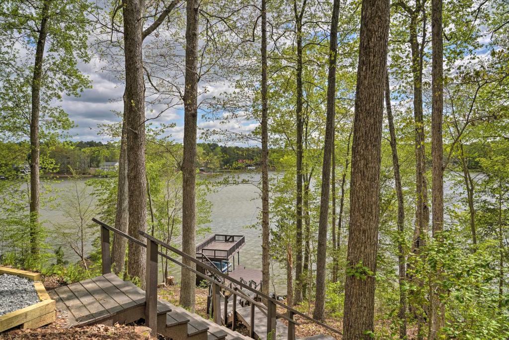 Foto da galeria de Waterfront Cottage with Boat Dock and 3 Decks! em Bracey