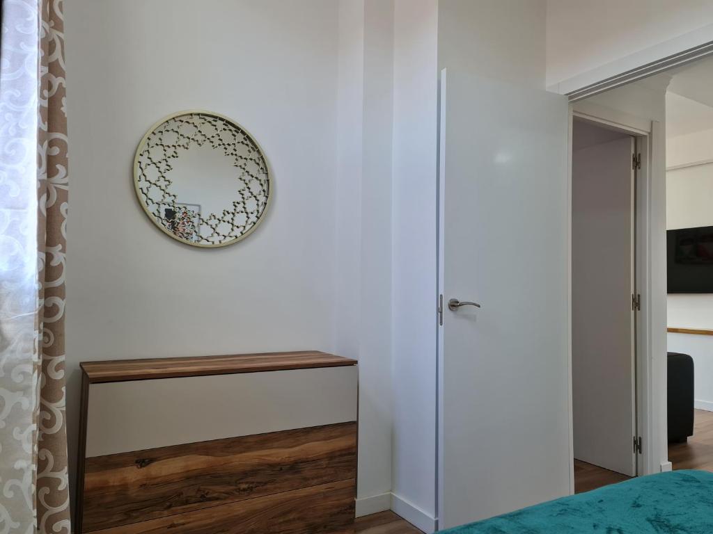 Televízia a/alebo spoločenská miestnosť v ubytovaní Yumboflat Two Bedroom Apartment
