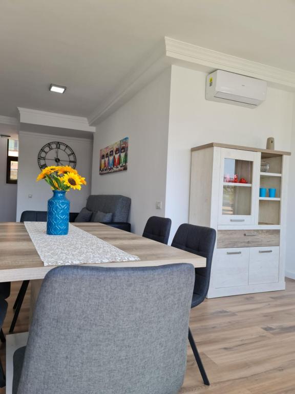 Posedenie v ubytovaní Yumboflat Two Bedroom Apartment
