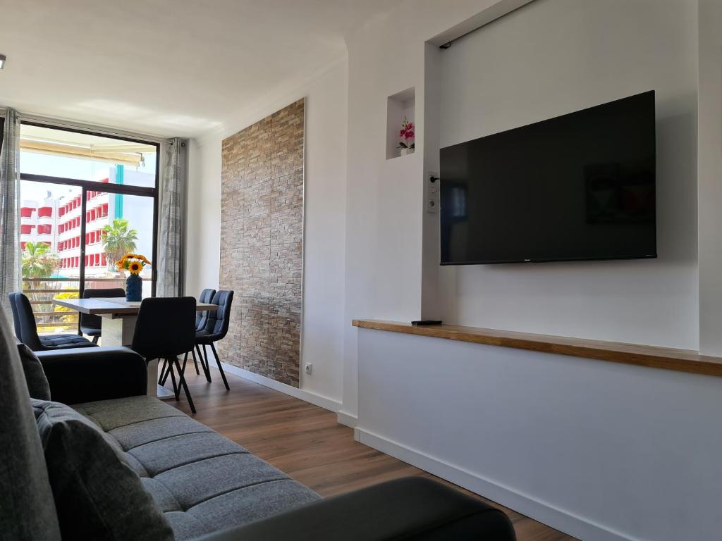 Televízia a/alebo spoločenská miestnosť v ubytovaní Yumboflat Two Bedroom Apartment