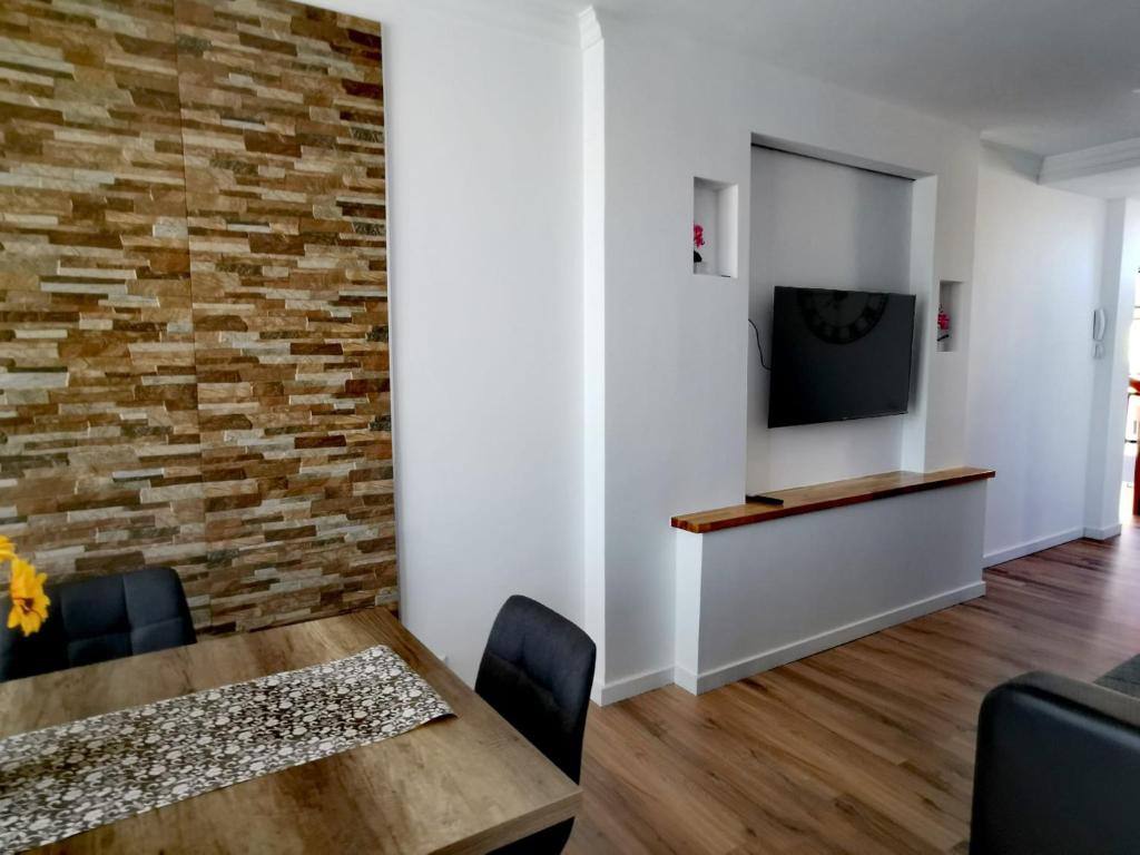 Televízia a/alebo spoločenská miestnosť v ubytovaní Yumboflat Two Bedroom Apartment