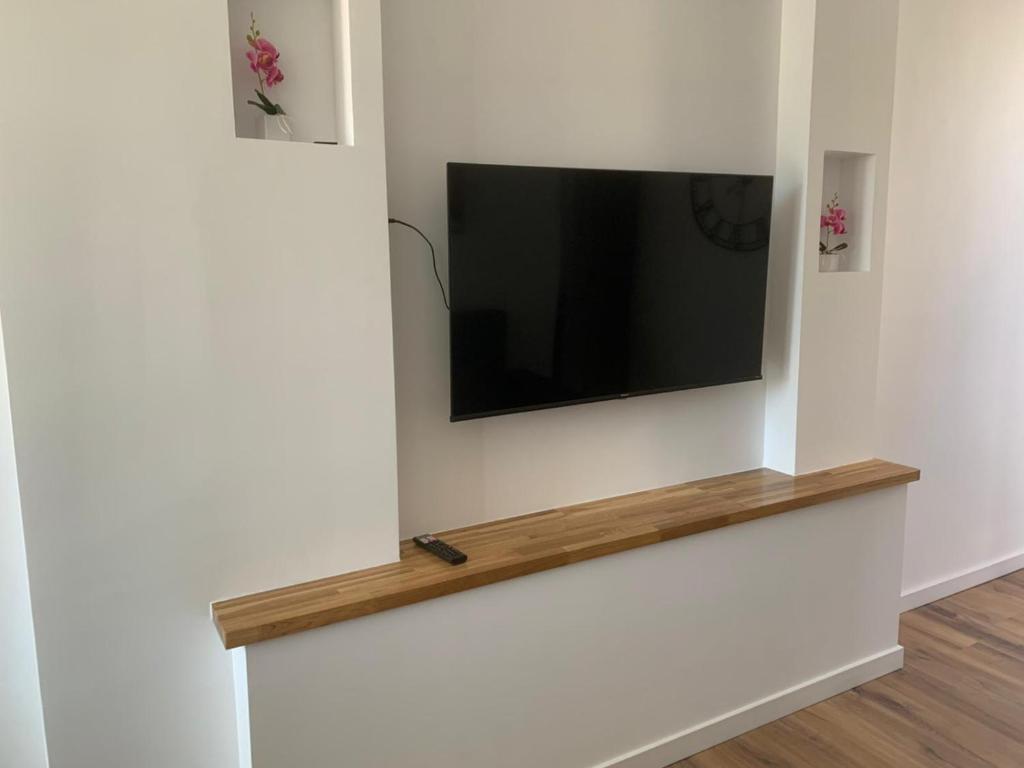 Televízia a/alebo spoločenská miestnosť v ubytovaní Yumboflat Two Bedroom Apartment